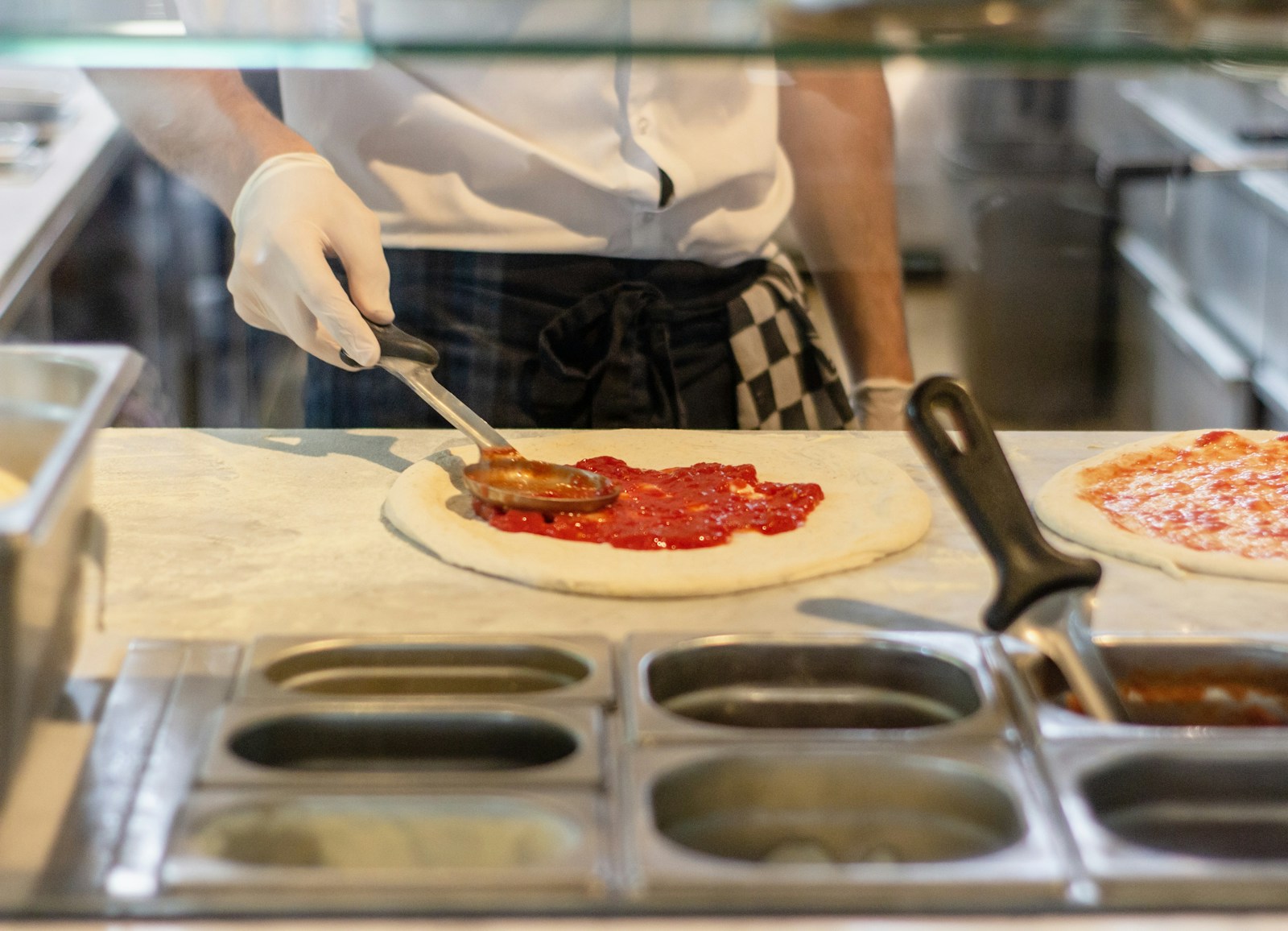 Preparo de pizza em uma cozinha profissional