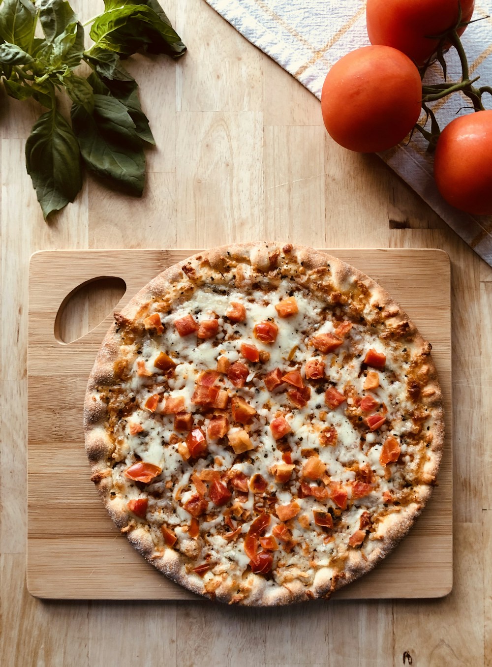 Pizza com tomates e manjericão